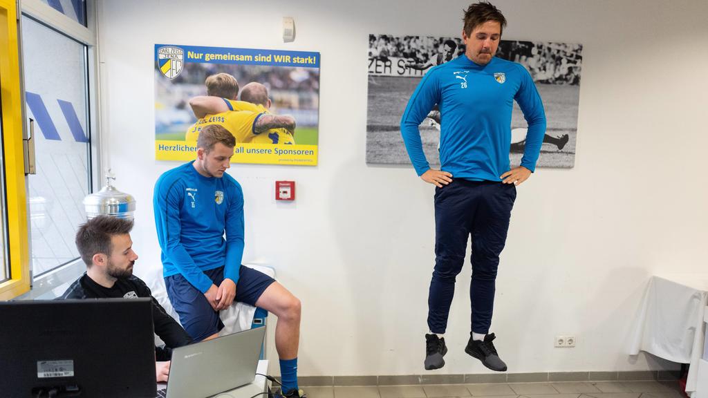FC Carl Zeiss Jena Trainingsauftakt Rückrunde 3. Liga Saison 2018 2019 am 4.1.2019 v.li. Athletik- und Rehatrainer Max Habereder und Marius Grösch (Jena) beobachten Kevin Pannewitz (Jena) beim Sprungkrafttest Ernst Abbe Sportfeld *** FC Carl Zeiss Je