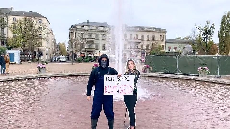 GZSZ: So sieht es aus, wenn Eric Stehfest als Serienfigur Chris als "WHY"-Aktivist für Gerechtigkeit kämpft.