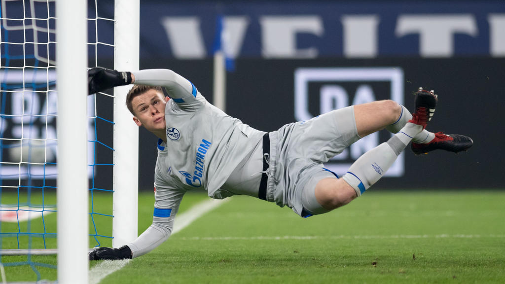 20.01.2019, Nordrhein-Westfalen, Gelsenkirchen: Fußball: Bundesliga, FC Schalke 04 - VfL Wolfsburg, 18. Spieltag in der Veltins Arena: Schalkes Torwart Alexander Nübel lenkt den Ball über das Tor. Foto: Bernd Thissen/dpa - WICHTIGER HINWEIS: Gemäß de