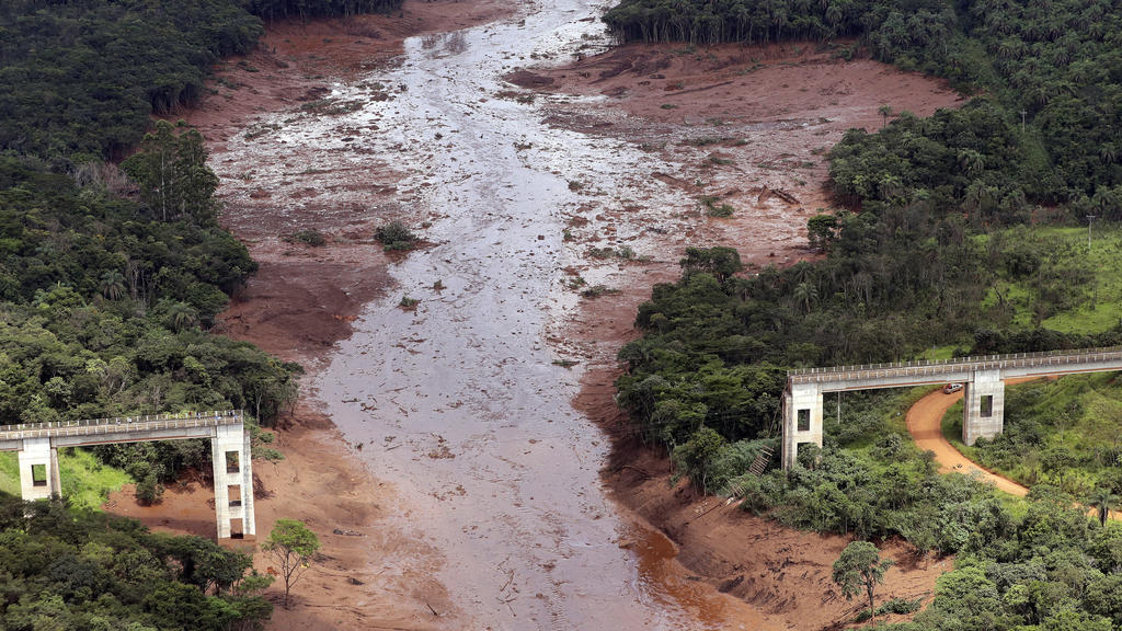26.01.2019, Brasilien, Brumadinho: Eine Luftaufnahme zeigt eine zerstörte Brücke nach dem Dammbruch an einer Eisenerzmine. Die Einsatzkräfte konnten 46 Menschen aus dem Schlamm retten, aber noch immer rund 300 Menschen werden vermisst. Foto: Andre Pe