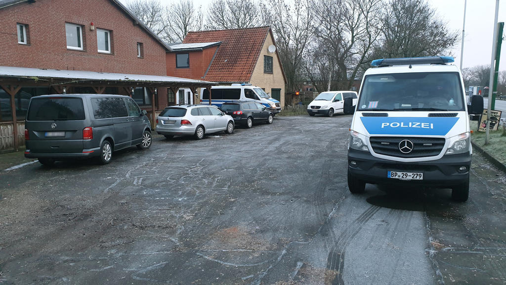 30.01.2019, Schleswig-Holstein, Elpersbüttel: Fahrzeuge der Polizei stehen während eines Einsatzes auf einem Grundstück. Beamte des Bundeskriminalamtes haben am Mittwochmorgen im Kreis Dithmarschen in Schleswig-Holstein drei Männer aus dem Irak festg