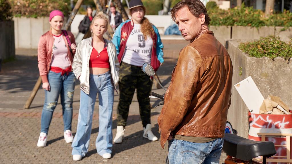 Vollmer (Hendrik Duryn) stattet Maxi (Kyra Kahre, 2.v.l.) und ihren Mädels (Anika Lamade, Julia Jendroßek, r.) einen Besuch in ihrem Viertel ab - in einer Kölner Brennpunktgegend.