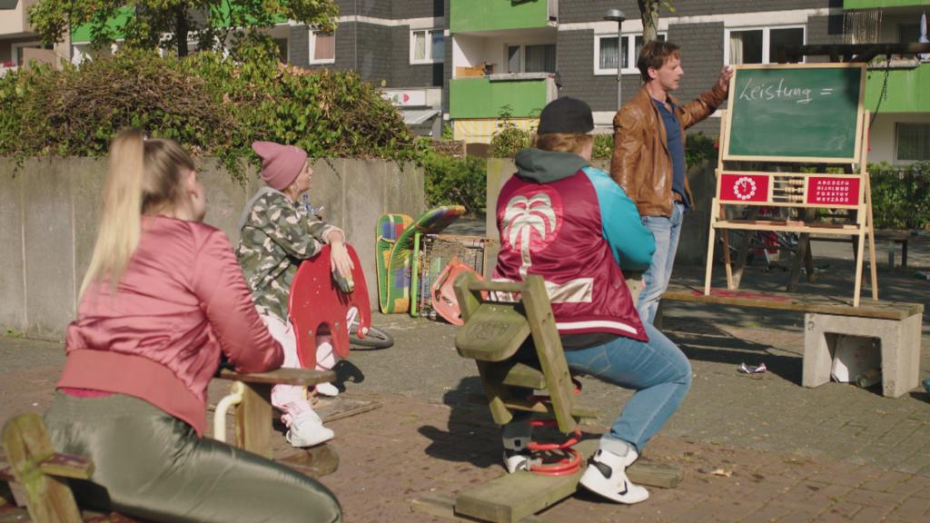 "Der Lehrer" Stefan Vollmer (Hendrik Duryn) unterrichtet die Schulverweigerer einfach auf dem Spielplatz.