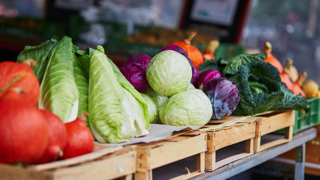 Spitzkohl, Grünkohl und anderes Wintergemüse auf dem Markt