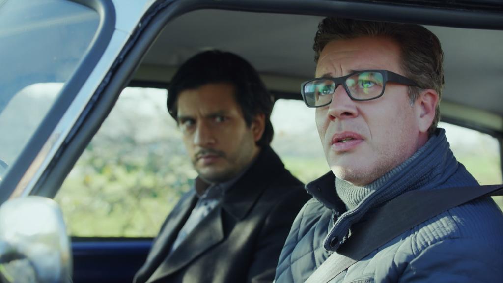 AWZ: Christoph sitzt neben Maximilian im Auto.