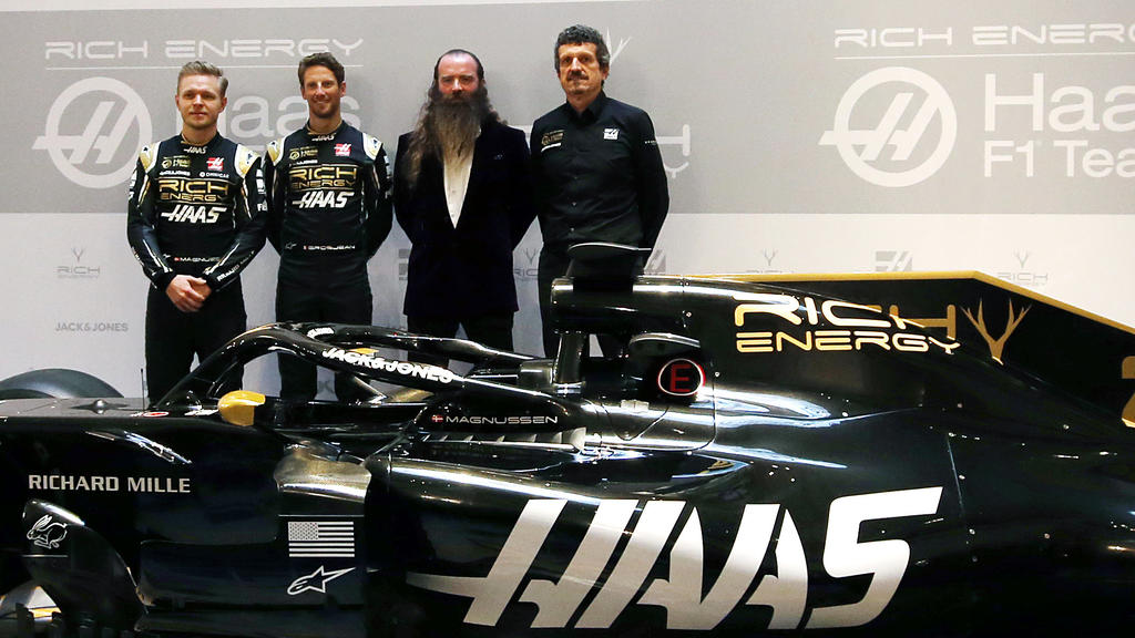 07.02.2019, Großbritannien, London: Die Fahrer Kevin Magnussen (l-r) aus Dänemark, Romain Grosjean (r) aus Frankreich, Rich Energy Chef William Storey und Teamchef Günther Steiner stehen während der Vorstellung hinter dem neuen Wagen für die kommende