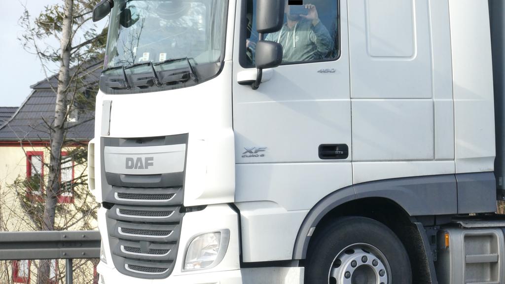 Die Gaffer fuhren während ihrer Aufnahmen selbst im Blindflug über die Autobahn.