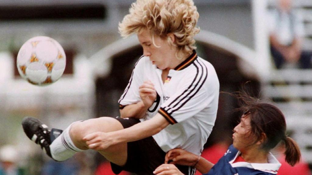 ARCHIV - 21.07.1996, USA, Atlanta/Birmingham: Heidi Mohr (l) im Zweikampf mit der Japanerin Maki Haneta beim olympischen Fußballturnier im Legion Field. (zu dpa «Ex-Fußballerin Heidi Mohr mit 51 Jahren gestorben» am 08.02.2019) Foto: Pascal George/dp