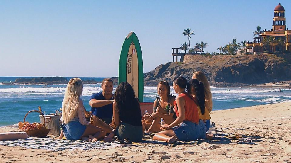 Am Strand genießen Andrej und die Ladys das letzte Gruppendate in Mexiko.