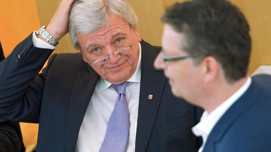 ARCHIV - 27.06.2017, Hessen, Wiesbaden: Der SPD-Fraktionsvorsitzende Thorsten Schäfer-Gümbel (r) spricht während der Plenarsitzung des Hessischen Landtags. (zu dpa «Bouffier stellt Leitlinien der Regierungsarbeit vor» vom 06.02.2019) Foto: Arne Ded