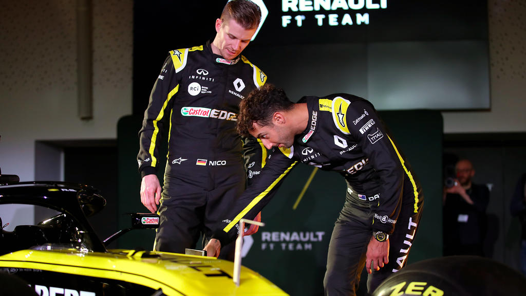 12.02.2019, Großbritannien, Oxford: Die Rennfahrer Nico Hülkenberg (l) und Daniel Ricciardo betrachten während des Saisonstarts des Renault F1 Teams 2019 im Whiteways Technical Centre den neuen Renault-Rennwagen. Foto: Andrew Matthews/PA Wire/dpa +++
