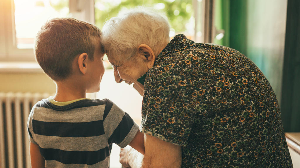 Seniorin und kleiner Junge im Altersheim