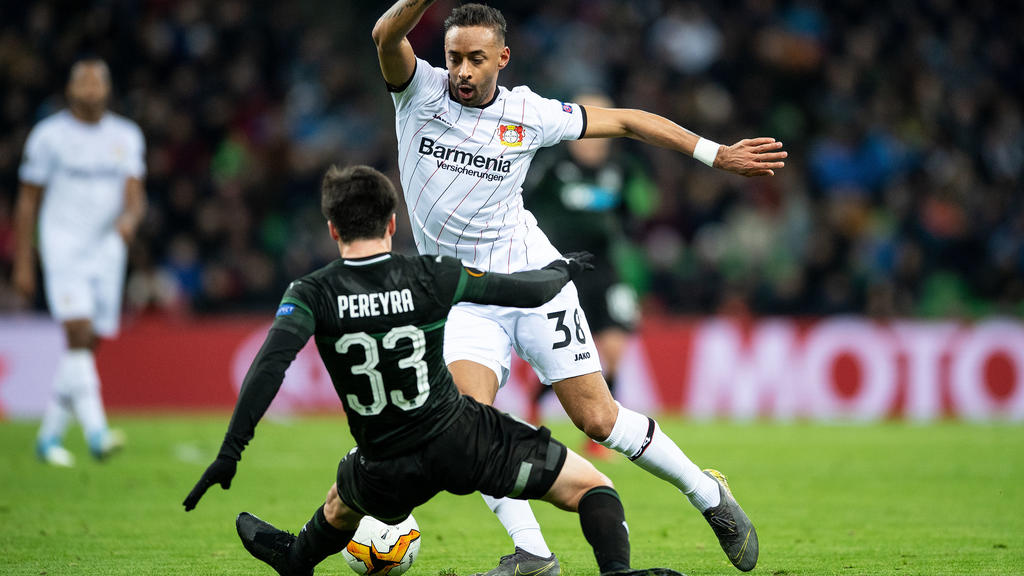 14.02.2019, Russland, Krasnodar: Fußball: Europa League, FK Krasnodar - Bayer Leverkusen, K.o.-Runde, Zwischenrunde, Hinspiele. Leverkusens Karim Bellarabi (r) und Krasnodars Mauricio Pereyra kämpfen um den Ball. Foto: Marius Becker/dpa +++ dpa-Bildf