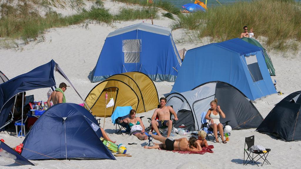 Im Regenbogen Camp Prerow (Kreis Nordvorpommern) auf der Ostseehalbinsel Fischland-Darß-Zingst haben sich Urlauber am Donnerstag (20.08.2009) in den Dünen niedergelassen. Das Camp erstreckt sich über zweieinhalb Kilometer. Das Besondere an der Anlage