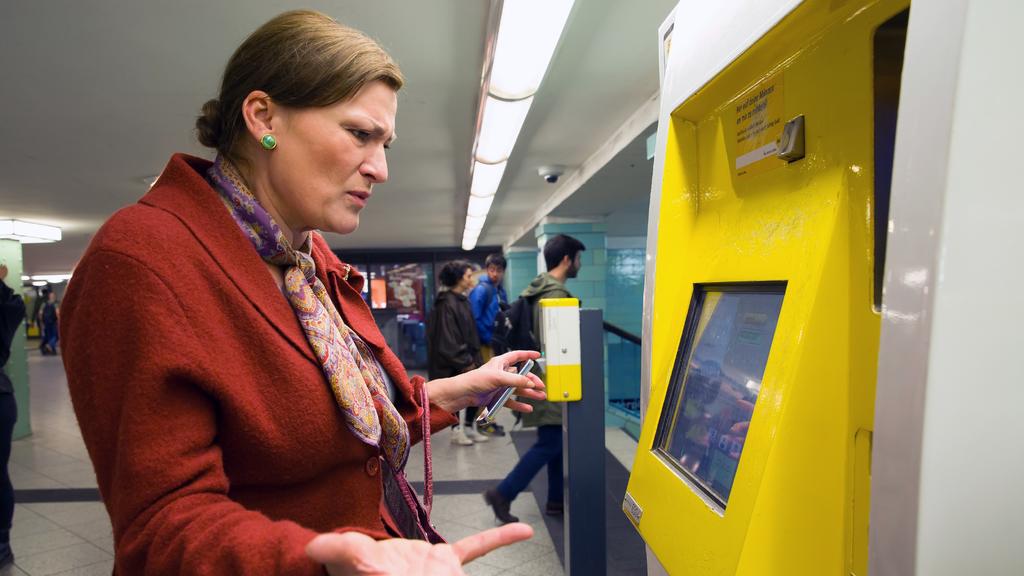 Jasmina (Andreja Schneider) muss schwarz fahren, da sie aus einem kaputten Ticketautomaten kein Ticket lösen kann.