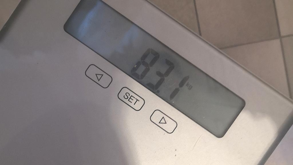 Stolze 83,1 Kilogramm zeigt mir meine böse Waage an.