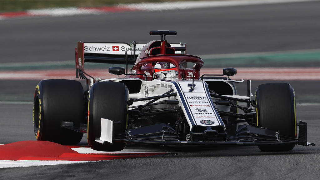 18.02.2019, Spanien, Montmelo: Alfa Romeo-Pilot Kimi Räikkönen aus Finnland steuert den neuen Formel-1-Boliden während einer Testfahrt auf der Rennstrecke Barcelona Catalunya in Montmelo. Foto: Manu Fernandez/AP/dpa +++ dpa-Bildfunk +++