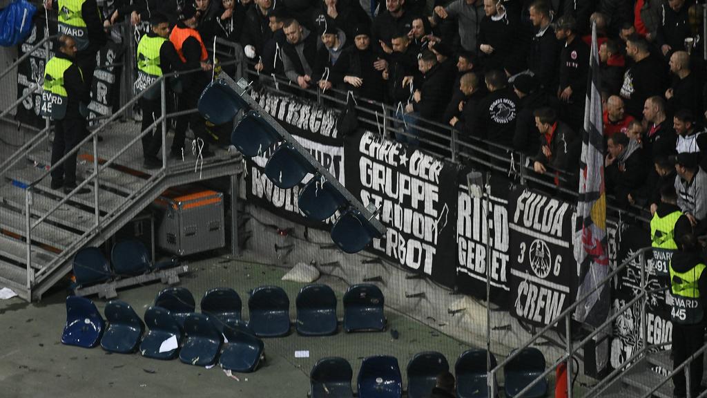 21.02.2019, xmhx, Fussball UEFA Europa League, Eintracht Frankfurt - Schachtar Donezk emspor, v.l. Eintracht Fans entfernen die Sitzplätze, Sitzbänke, Randale, Hooligans, Stehplätze, Protest (DFL/DFB REGULATIONS PROHIBIT ANY USE OF PHOTOGRAPHS as IMA