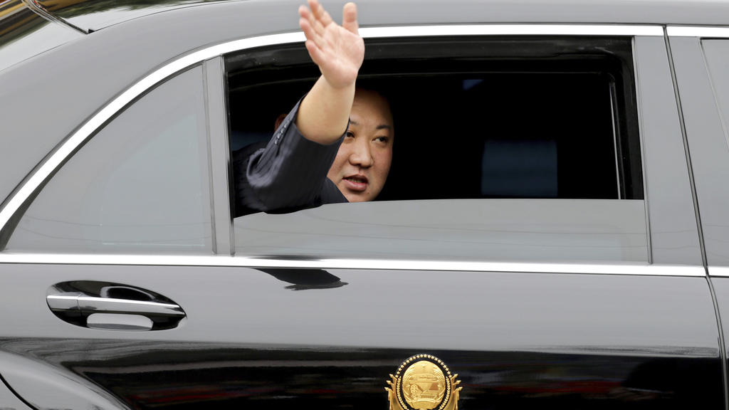 dpatopbilder - 26.02.2019, Vietnam, Dong Dang: Kim Jong Un, Machthaber von Nordkorea, winkt aus einem Auto, nachdem er in der vietnamesischen Grenzstadt mit dem Zug angekommen war. Am 27. und 28.02.2019 wollen US-Präsident Trump und der Machthaber No