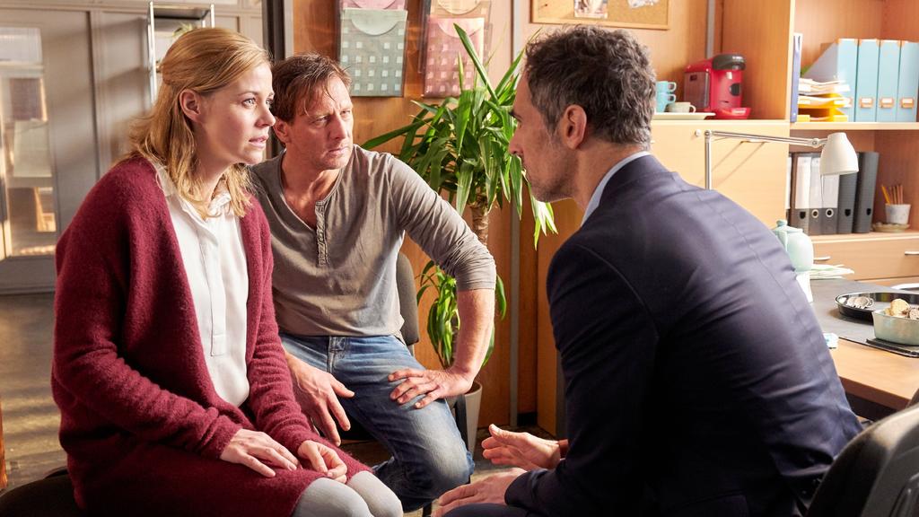 Stefan (Hendrik Duryn) und Karin (Jessica Ginkel) haben einen Termin mit Michael (Gabriel Merz, r.).
