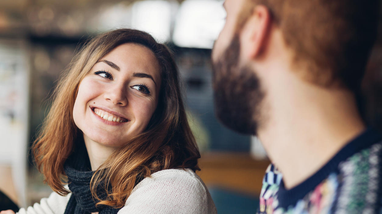 Was sagt ein intensiver Blickkontakt zwischen Mann und Frau während eines Gespräches aus?