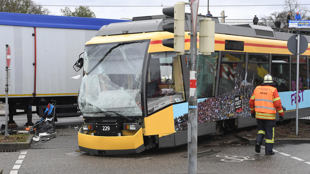 01.03.2019, Baden-Württemberg, Karlsruhe: Eine Straßenbahn, die durch einen schweren Zusammenstoß mit einem Lastwagen beschädigt wurde, steht beim Karlsruher Stadtteil Oberreut. Bei dem Unfall ist ein Mensch lebensgefährlich verletzt worden. Drei wei