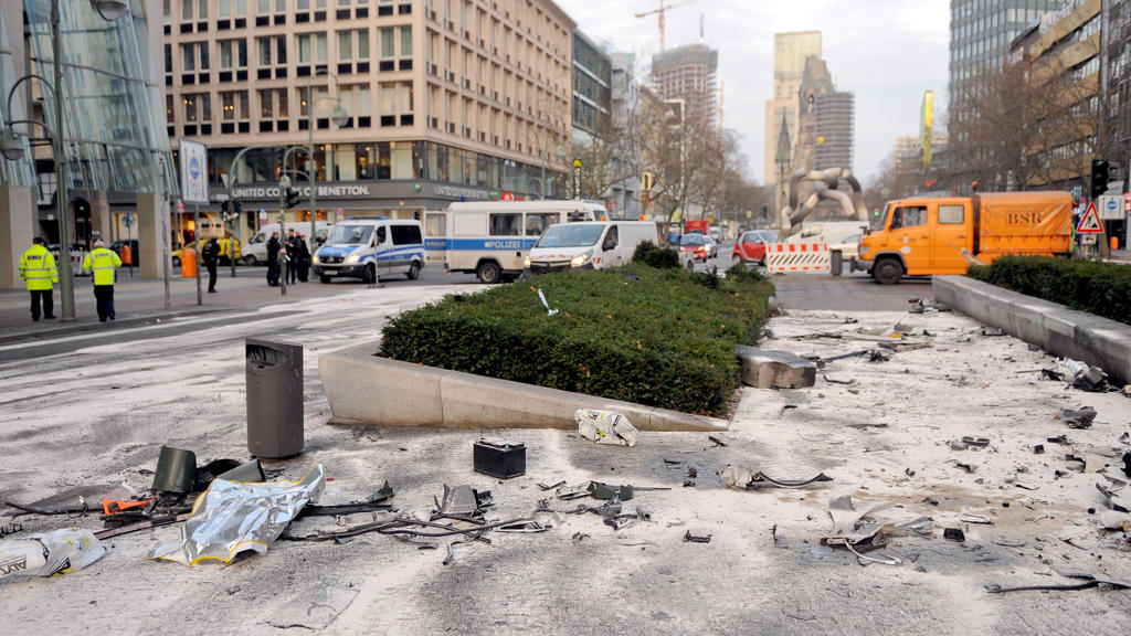 ARCHIV - 01.02.2016, Berlin: Fahrzeugteile liegen nach einem illegalen Autorennen in der Tauentzienstraße. Drei Jahre nach einem illegalen Autorennen mit tödlichen Folgen auf dem Berliner Kurfürstendamm will einer der beiden Angeklagten sein Schweige