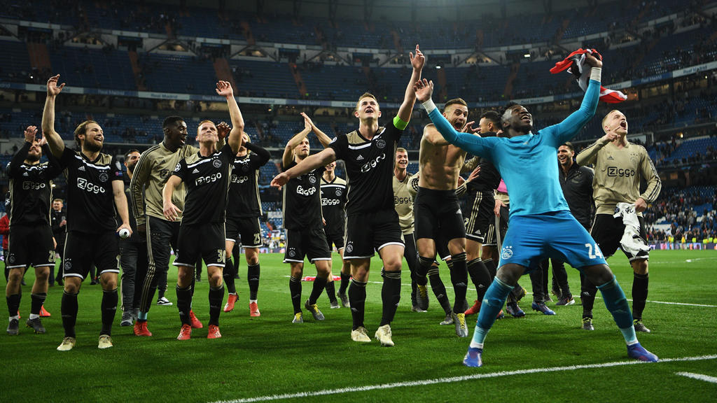 MADRID, SPAIN - MARCH 05: Ajax players celebrate victory after the UEFA Champions League Round of 16 Second Leg match between Real Madrid and Ajax at Bernabeu on March 05, 2019 in Madrid, Spain. (Photo by David Ramos/Getty Images)