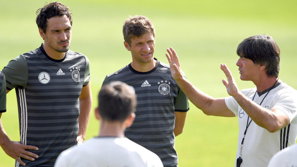 ARCHIV - 02.09.2016, Nordrhein-Westfalen, Düsseldorf: Bundestrainer Joachim Löw gibt beim Training der deutschen Nationalmannschaft Anweisungen an Mats Hummels (l) und Thomas Müller. (zu dpa «Radikal: Löw verabschiedet Boateng, Hummels und Müller aus