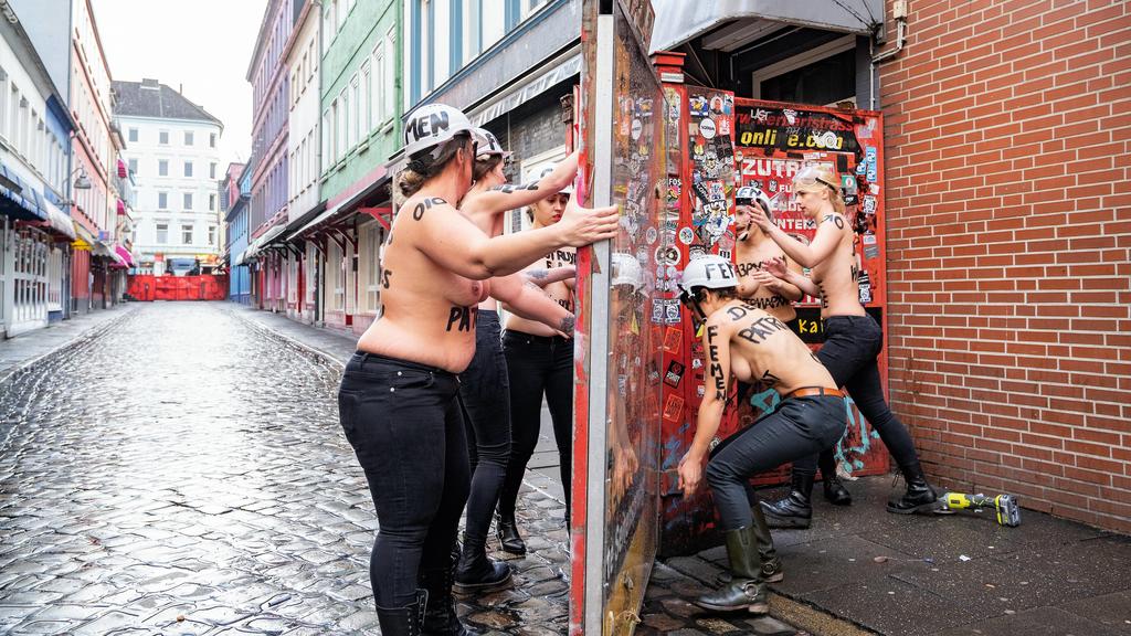 FEMEN Aktion mit Aktiviten Internationaler Weltfrauentag in Hamburg - Frauentag Frauenrechte Gender - Aktivistinnen flexen die Barriere zur Herbertstraße auf Hamburg St. Pauli auf - FEMEN Action with activities International Women s Day in Hamburg -