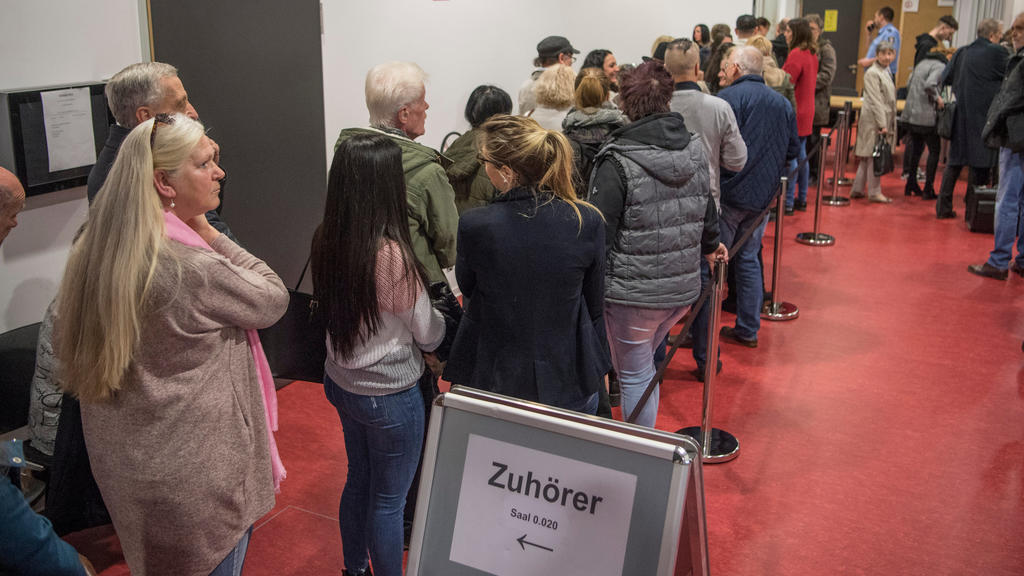 12.03.2019, Hessen, Wiesbaden: Zuschauer drängen sich vor dem Verhandlungssaal im Prozess gegen den 21-jährigen Ali B. Die Strafkammer wirft dem aus dem Irak stammenden Flüchtling vor, im vergangenen Mai die aus Mainz stammenden 14-jährige Susanna ve