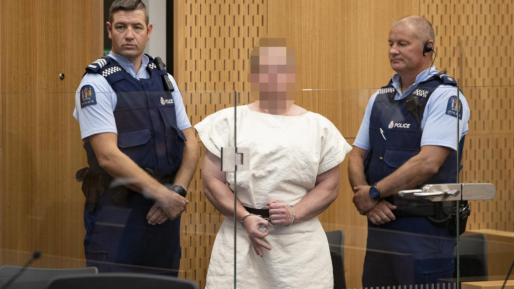 dpatopbilder - 16.03.2019, Neuseeland, Christchurch: Der australische Täter (M) formt im Bezirksgericht vor einer Anhörung ein «Okay»-Zeichen mit seinen Fingern. Nur einen Tag nach den Terroranschlägen auf zwei Moscheen in Christchurch ist der 28-Jäh
