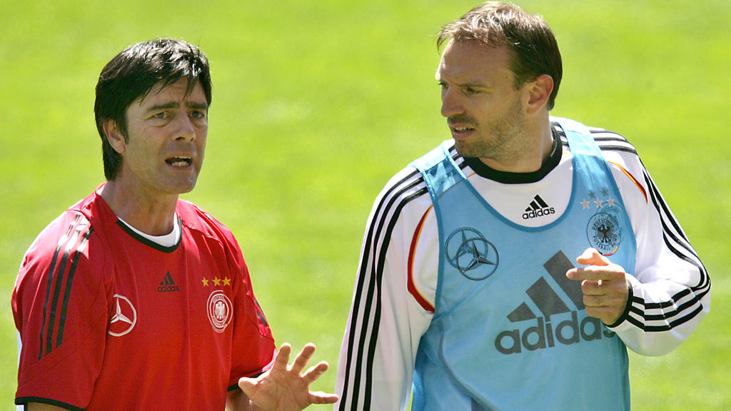 German Assistant coach Joachim Loew (l) talks with defender Jens Nowotny during a training session of the German National soccer team on Wednesday (24.05.2006) in Geneva, Switzerland. The German national team prepares for the World Cup 2006 in a trai