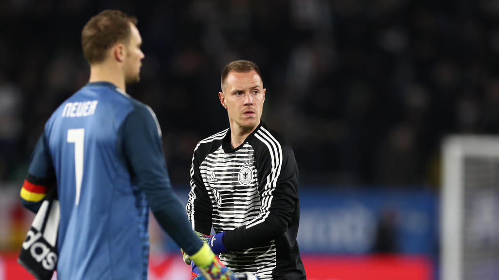 20.03.2019, Niedersachsen, Wolfsburg: Fußball: Länderspiel, Deutschland - Serbien in der Volkswagen Arena. Torwart Manuel Neuer (l) und Torwart Marc-Andre ter Stegen (r) aus Deutschland während der Halbzeit. WICHTIGER HINWEIS: Gemäß den Vorgaben der