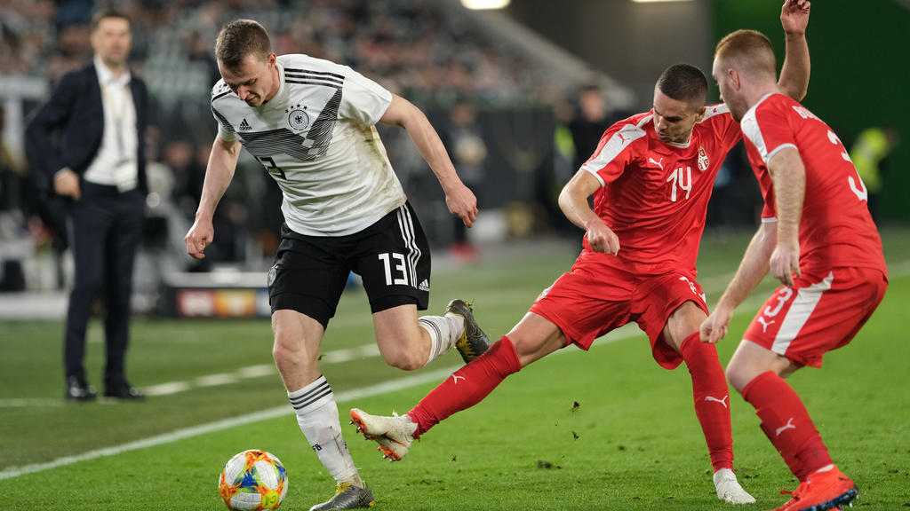 20.03.2019, Niedersachsen, Wolfsburg: Fußball: Länderspiel, Deutschland - Serbien in der Volkswagen Arena. Deutschlands Lukas Klostermann (l) und Mijat Gacinovic aus Serbien kämpfen um den Ball. WICHTIGER HINWEIS: Gemäß den Vorgaben der DFL Deutsche
