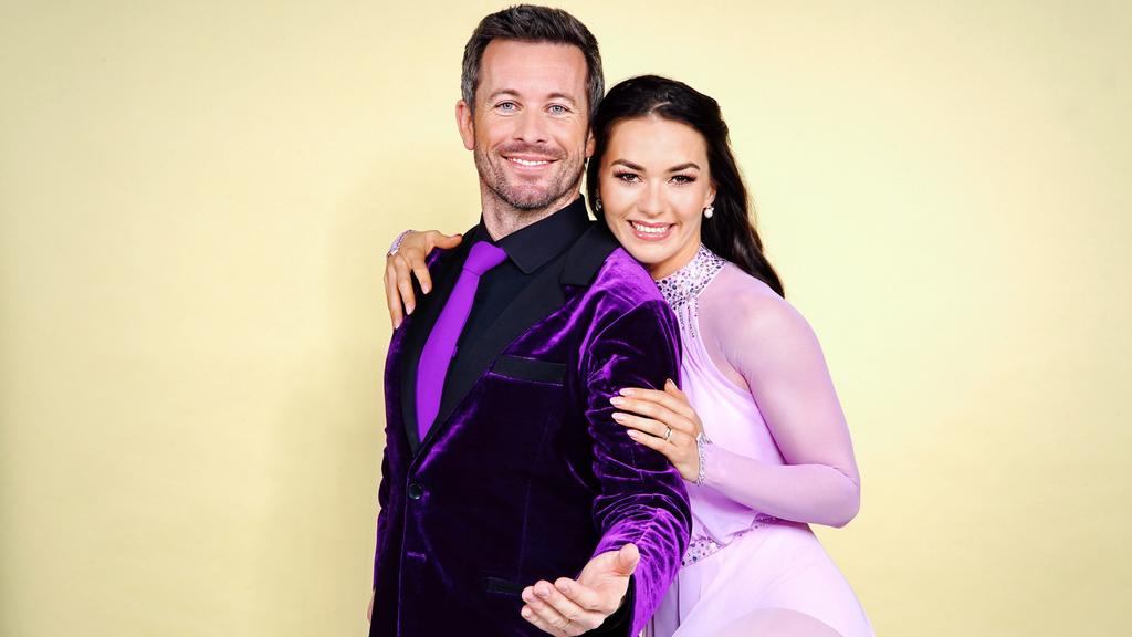 Schauspieler Jan Hartmann tanzt mit Renata Lusin