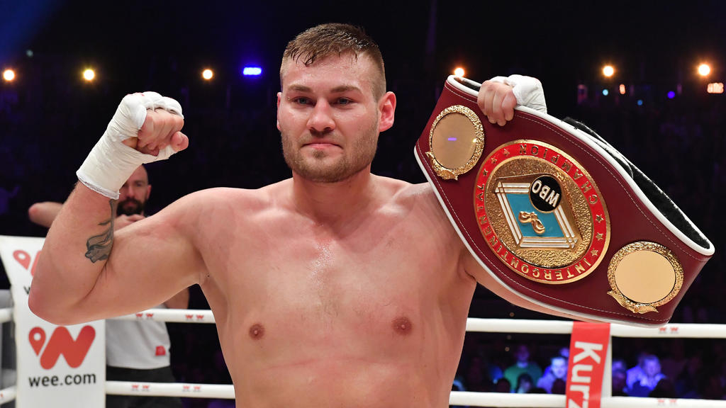 ARCHIV - 22.04.2017, Thüringen, Erfurt: Boxen WBO-Inter-Conti-Meisterschaft im Schwergewicht zwischen Schwarz (Deutschland) - Redzovic (Bosnien-Herzegowina) in der Messe. Tom Schwarz in Siegerpose nach dem Kampf mit dem Gürtel. Er tritt gegen Klitsch