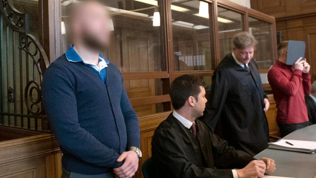 Marvin N. (vorne) und Hamdi H. (r.) stehen in einem Gerichtssaal und warten auf ihr Urteil. Die wegen eines illegalen Autorennen auf dem Berliner Kurfürstendamm mit unbeteiligtem Todesopfer angeklagten Raser, waren im Februar 2017