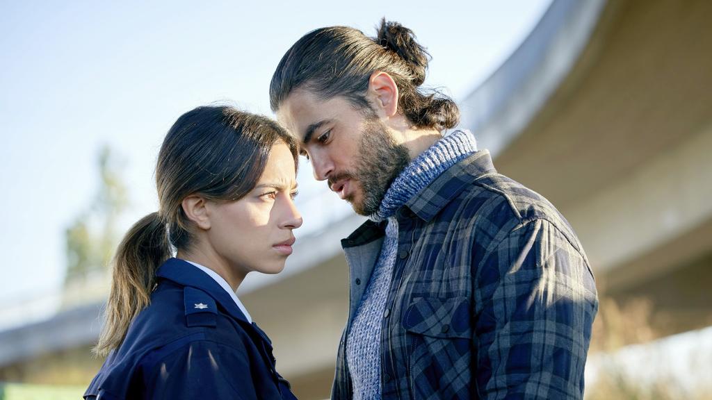 Timo (Nik Xheliaj) erpresst Dana (Gizem Emre).