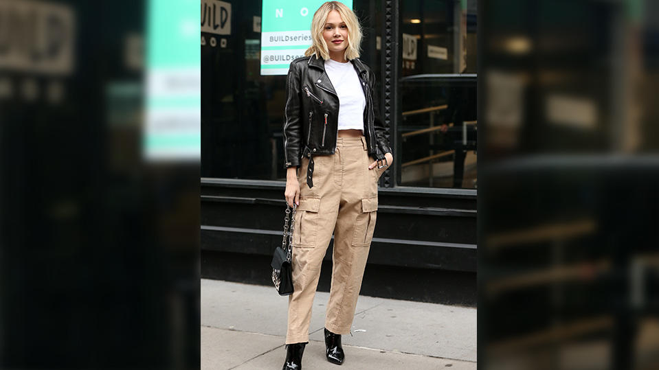 Kelli Berglund trägt Lederjacke