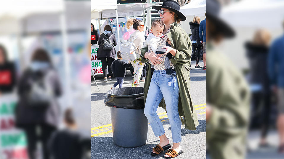 Chrissy Teigen im Trenchcoat