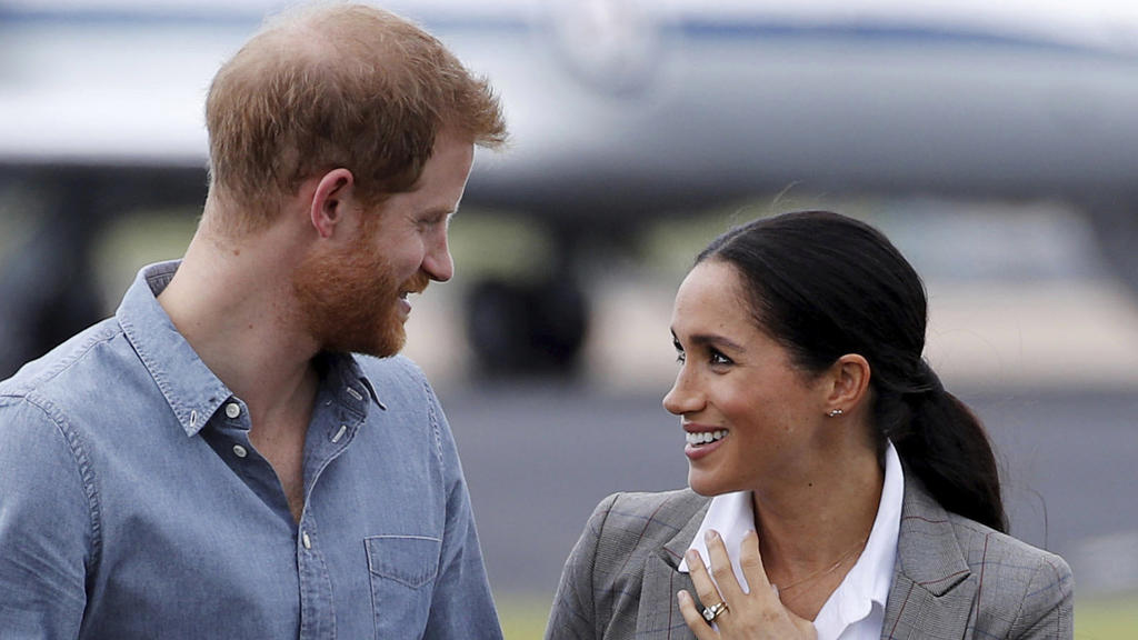 17.10.2018, Australien, Dubbo: Prinz Harry (l) und Herzogin Meghan kommen auf dem Dubbo Regional Airport an. Prinz Harry und seine Frau Meghan sind auf ihrer ersten offiziellen gemeinsamen Auslandsreise seit der Hochzeit im Mai und machen eine 16-Täg