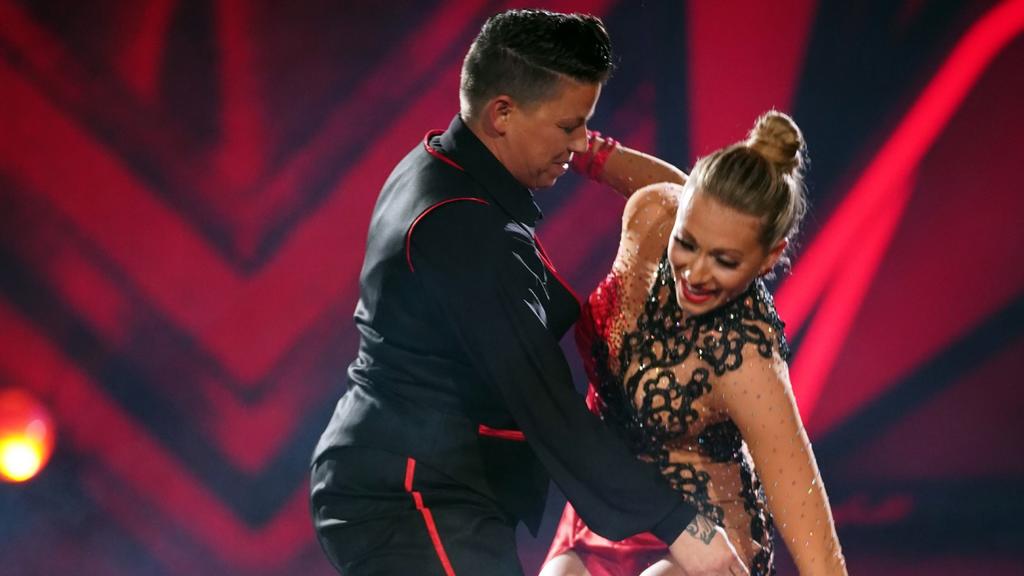 Kerstin Ott und Regina Luca tanzen Tango