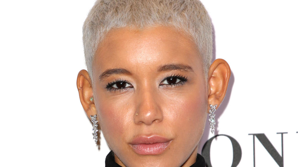 Model mit kurzen Haaren
