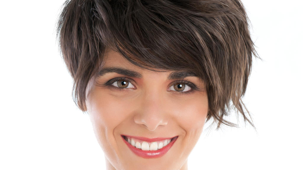 Frau mit Kurzhaarfrisur