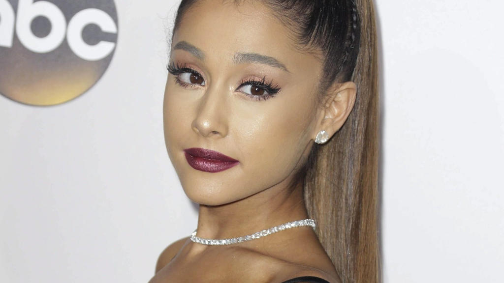 Ariane Grande wurde von der K-Pop-Band Blackpink enthront.