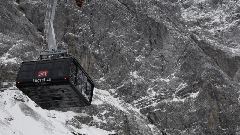 Zugspitzbahn fährt Richtung Gipfel