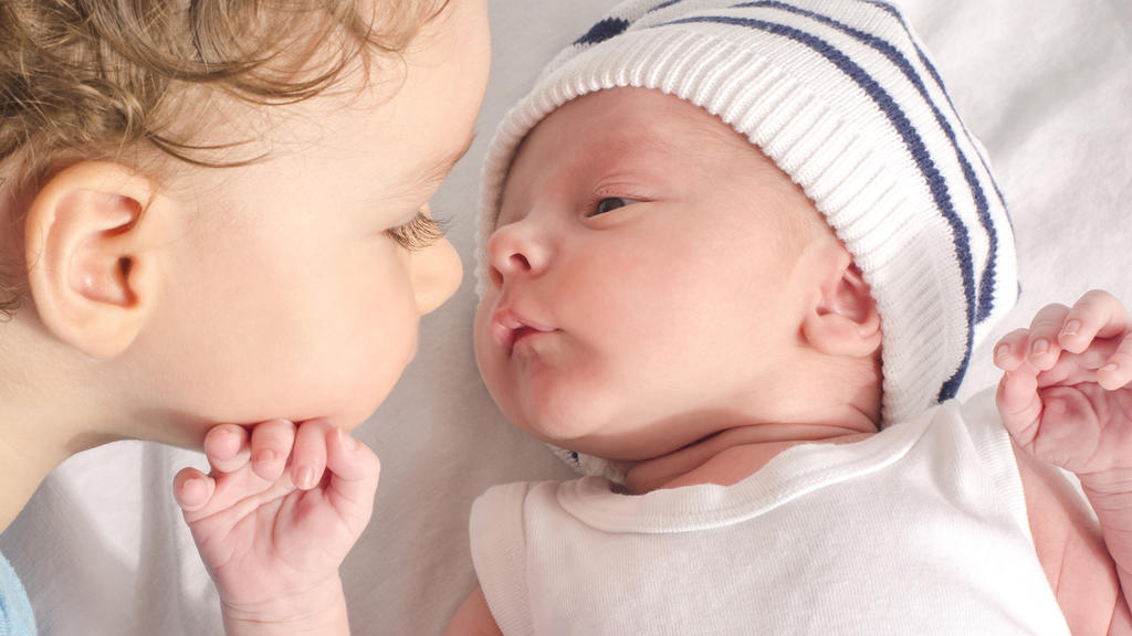 Geschwister Baby und ältere Schwester