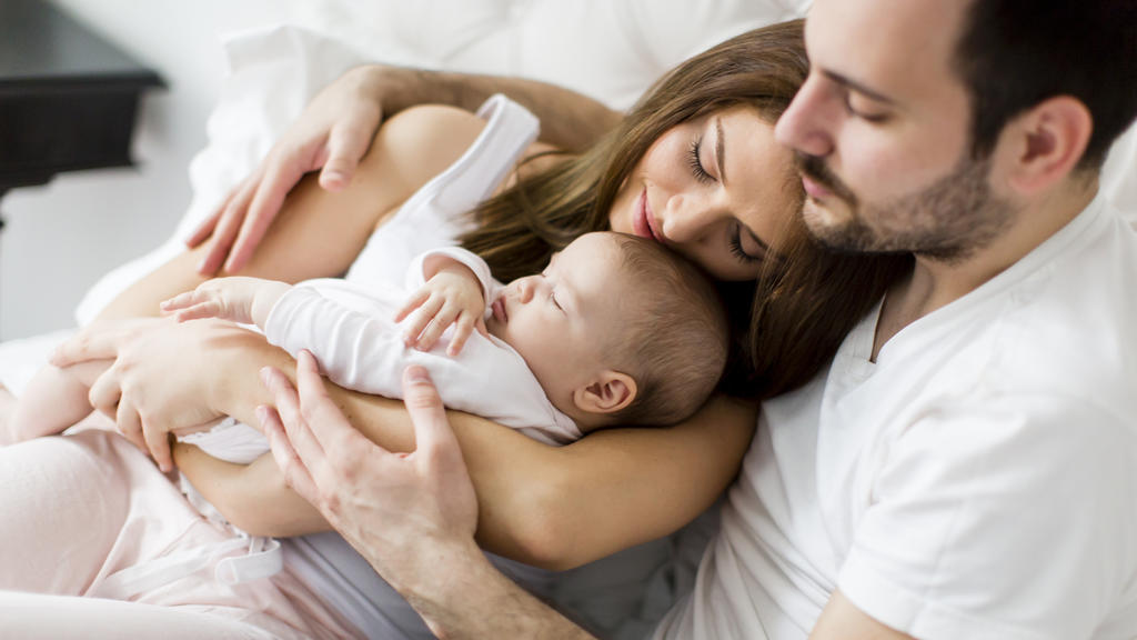 Fröhliche Familie mit Baby