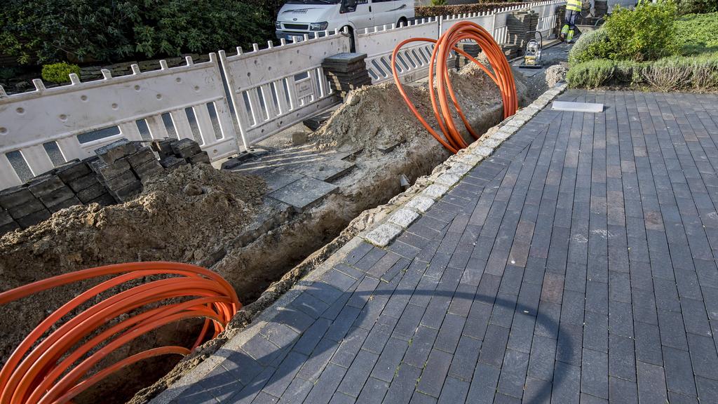 Glasfaserausbau in Rietberg-Mastholte Technik: Digitalisierung, Glasfaser, Glasfaserausbau in Rietberg-Mastholte am 09.04.2019. Leerrohre liegen im Erdreich. Rietberg-Mastholte Nordrhein-Westfalen Deutschland *** Glass fibre extension in Rietberg Mas
